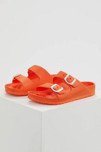 Girls Eva Double Band Buckled Indoor Slippers offre à 49 Dh sur Defacto