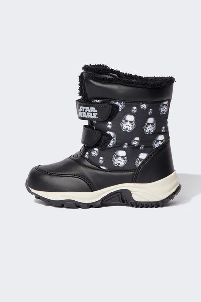 BOY STAR WARS LICENSED HOOK AND LOOP SNOW BOOTS offre à 349 Dh