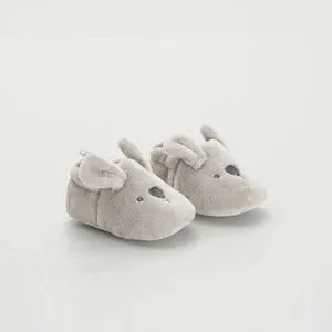Chaussons bébé en velours  - gris offre à 75 Dh sur Kiabi