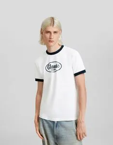 T-shirt manches courtes easy fit imprimé contrastant offre à 169 Dh sur Bershka