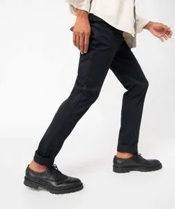 Pantalon homme straight uni en coton stretch offre à 19,99 Dh sur GÉMO